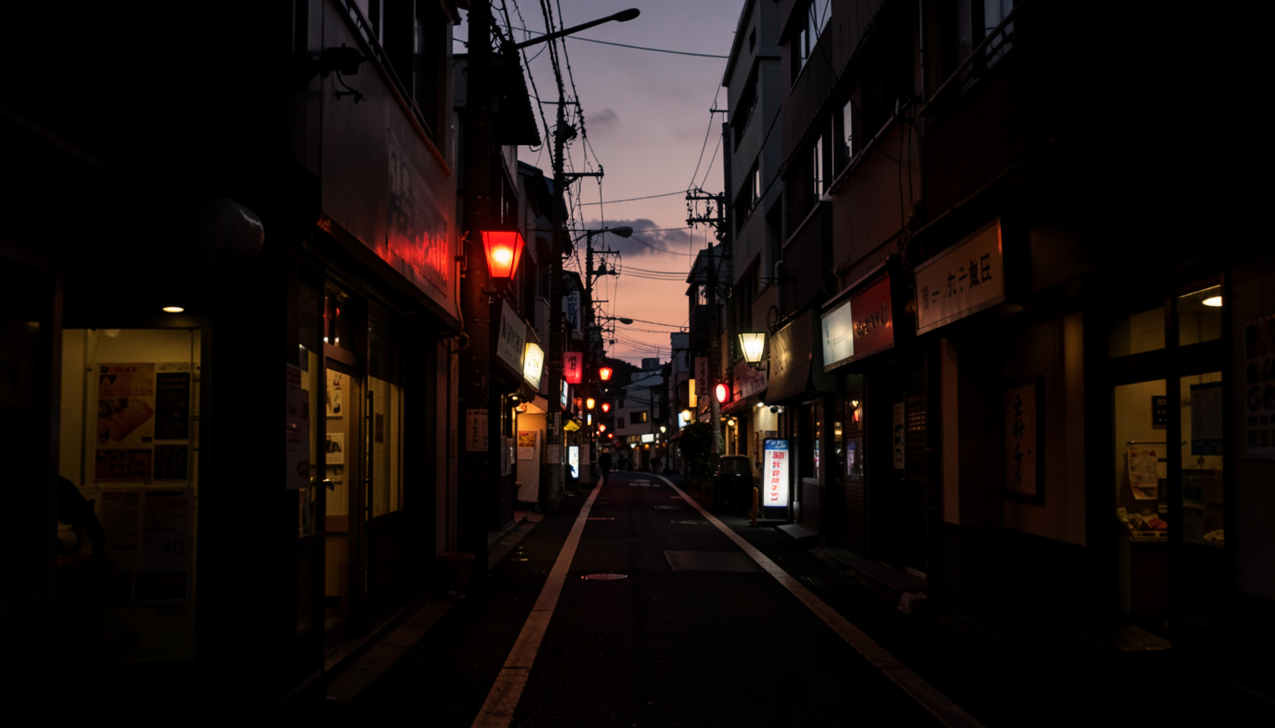 福島の商店街の夕暮れ、温かみのある街灯が並ぶアーケード通り、深い影と柔らかな光のコントラスト